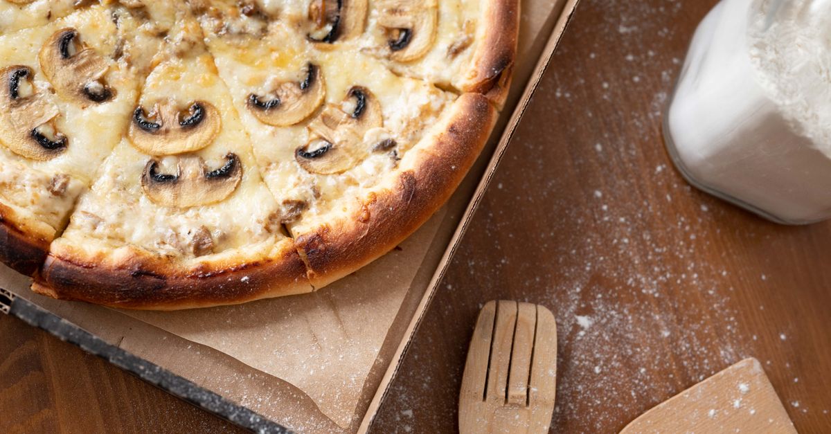 Jak odgrzać pizzę, żeby została chrupiąca